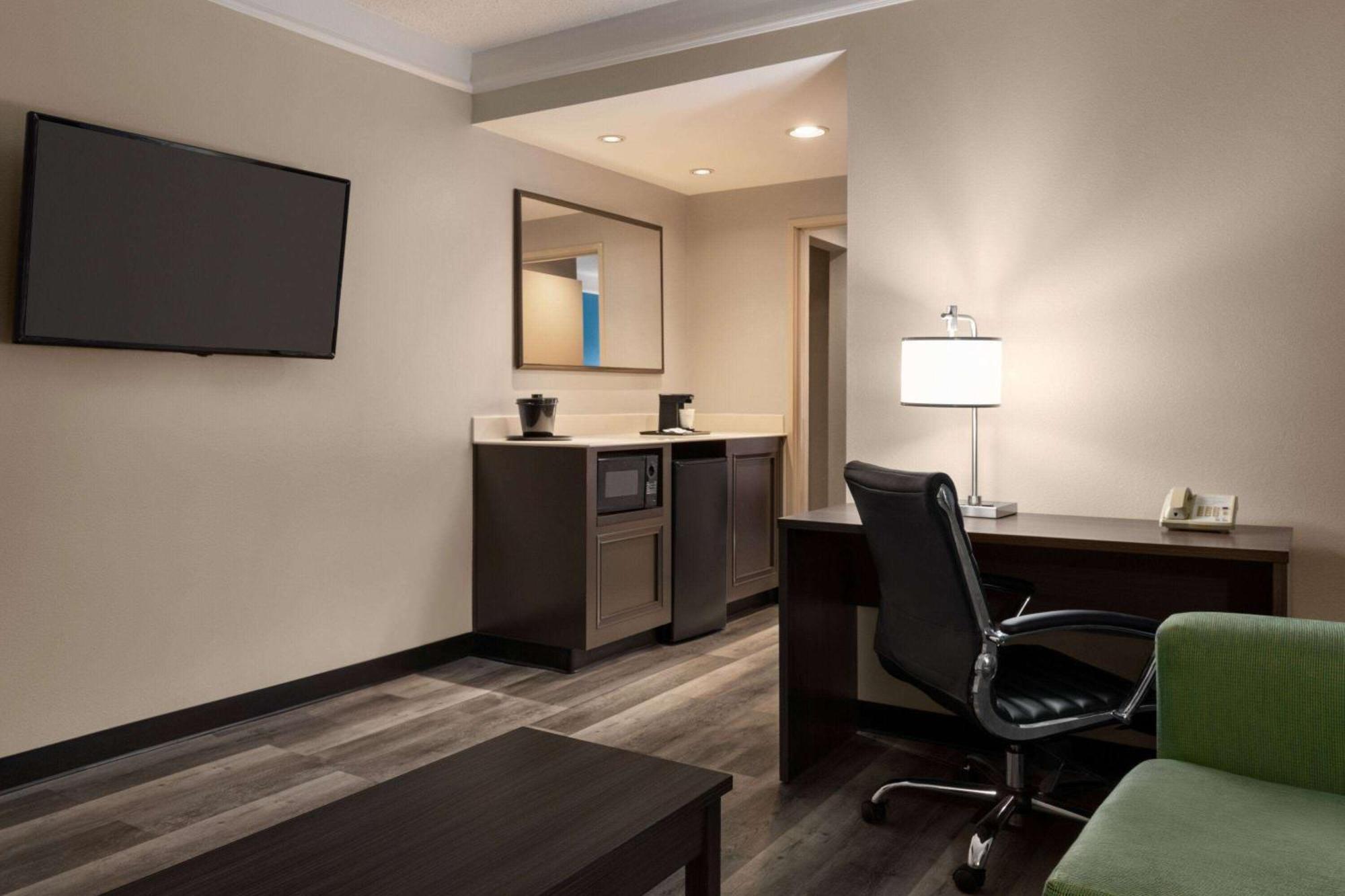 La Quinta By Wyndham American Center 3*
